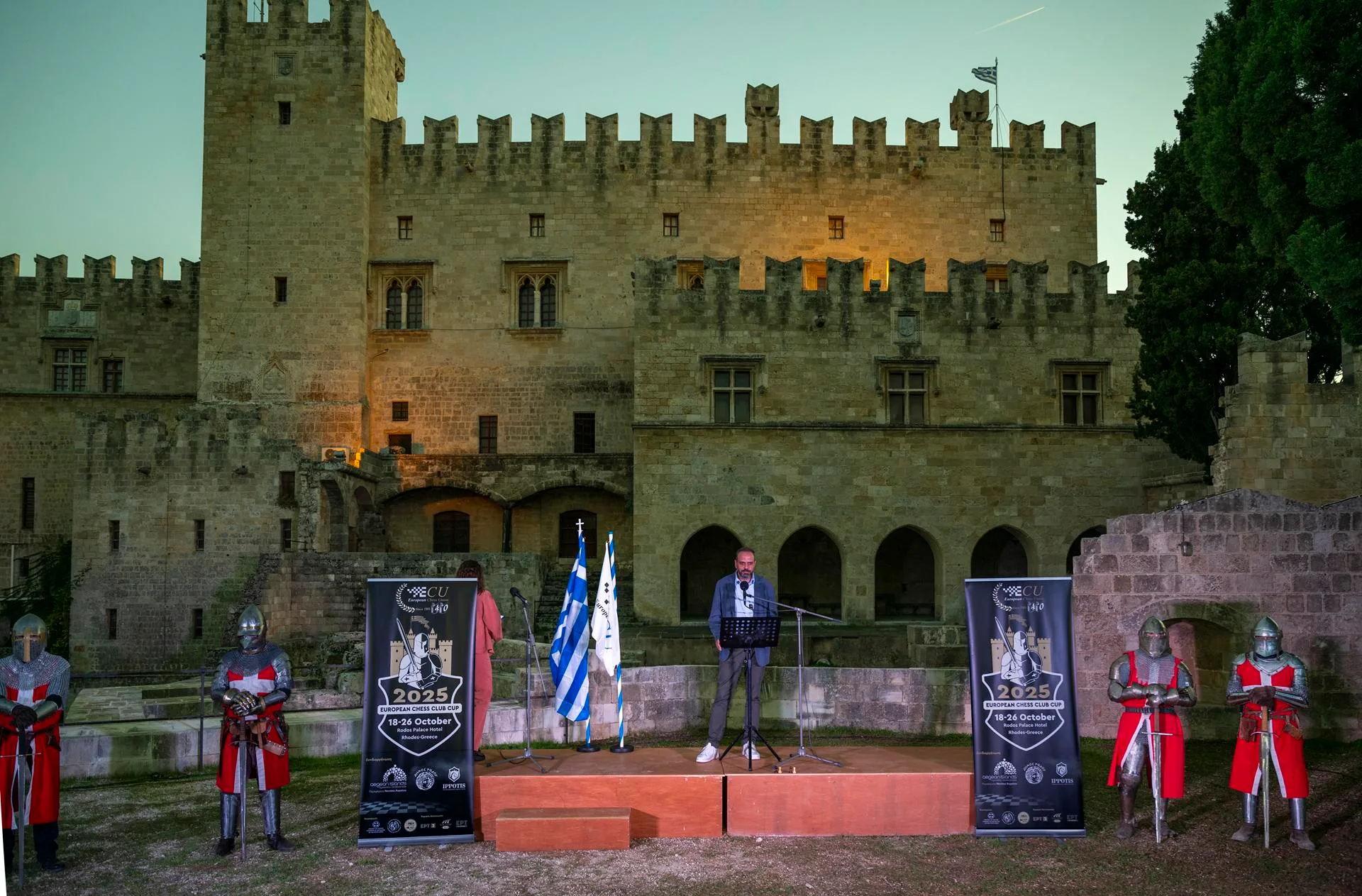 Το Παλάτι του Μεγάλου Μαγίστρου στη Ρόδο το σούρουπο, με ιππότες με πανοπλίες μπροστά στη σκηνή