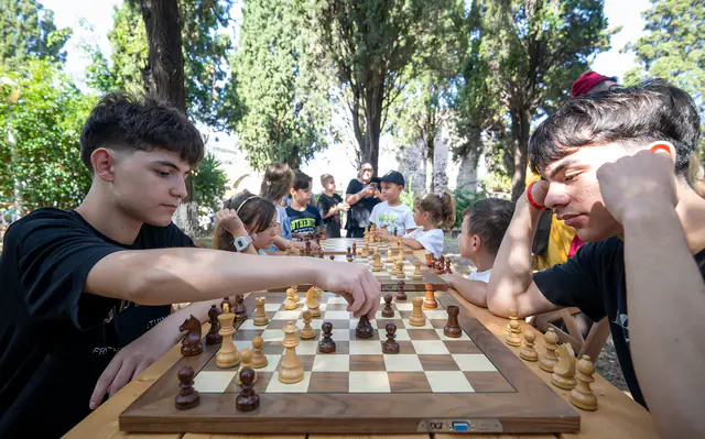 Δύο νεαροί σκακιστές συγκεντρωμένοι στην παρτίδα τους.
