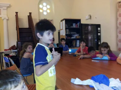 Μαθητές γύρω από το τραπέζι στην αίθουσα του Ιππότη.